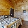 Отель Bear Ridge 3 Bedroom Cabin by Redawning, фото 12