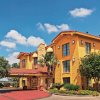 Отель Super 8 by Wyndham San Antonio Near SeaWorld Ingram Park в Сан-Антонио