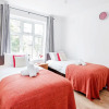 Отель Charming 3-bed Apartment in Romford, фото 5