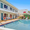 Отель Beachfront Studio Hollywood Boardwalk Parking, фото 17