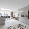 Отель Gorgeous 5BR home with garden and parking in Battersea, фото 14