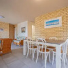 Отель Golden Shores Unit 1 21 Landsborough Parade, фото 18