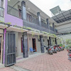 Отель OYO 91202 Family Guest House Syariah, фото 20