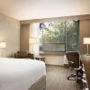 Отель DoubleTree by Hilton Toronto Airport West, фото 6
