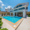 Отель Luxury 4-bed Villa With Private Pool and Jacuzzi, фото 1