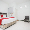 Отель RedDoorz near Bundaran Kecil Palangkaraya, фото 15