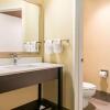 Отель Quality Inn & Suites, фото 36