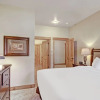Отель Modern 3br Mountain  - Winter Escape Mins To Slopes 3 Bedroom Townhouse by RedAwning, фото 5