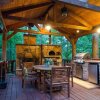 Отель Denali Private Cabin Includes Xbox, Hot Tub, and Stone Pizza Oven by Redawning, фото 15
