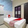 Отель OYO 91202 Family Guest House Syariah, фото 3