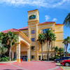 Отель La Quinta Inn & Suites by Wyndham South Padre Island Beach в Общественном пляже о. Падре Айленд