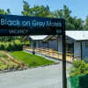 Отель Black on Grey Motel, фото 1
