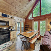 Отель The Bear Essentials Getaway W/ Hot Tub 3 Bedroom Cabin, фото 7