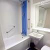 Отель Travelodge Alton Four Marks, фото 6