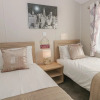 Отель Stylish Lodge set in the Sand le Mere Holiday Park, фото 27