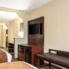 Отель Comfort Suites Airport, фото 36