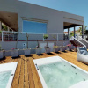 Отель Beachfront Modern Property With 2 Outdoor hot Tubs Only 300m From Restaurants Shops, фото 11