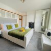 Отель Lovely 4-bed House in Luton, фото 3