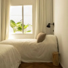 Отель Modern ground floor with private patio, фото 1