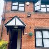 Отель Comfortable Manchester House with Conservatory & Parking в Манчестере