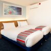Отель Travelodge Cardiff Central Queen Street, фото 1