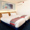 Отель Travelodge Cardiff Central Queen Street в Кардиффе