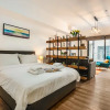 Отель Sanders Home Suites - Inviting Downtown Studio, фото 12