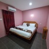 Отель OYO 90561 Awan Biru Motel, фото 11