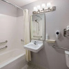 Отель Days Inn & Suites by Wyndham Green Bay WI., фото 8