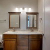 Отель Newly Renovated 4 bed 3 bath and 2 Parking Spots, фото 6