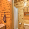 Отель Timber Brooke Cabin: Hot Tub & Central Location!, фото 5