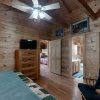 Отель A-bluff & Beyond 2 Bedroom Cabin by RedAwning, фото 6