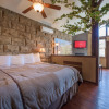 Отель Eureka Springs Treehouses, Hobbit Caves & Castles, фото 8
