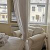 Отель Flat 12 Sebastian Court - 2 beds with a four poster, фото 5