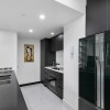 Отель QV Upscale Modern Apt with Parking -965, фото 2