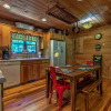 Отель Hidden Pond - 2 Br Cabin, фото 9