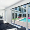 Отель Luxury 5 Bedroom House with Private Pool in the heart of Surfers Paradise, фото 17