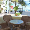 Отель Seabreeze Beachside Studios by ValGal, фото 13