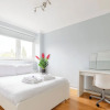 Отель 3 Bed Flat, Dedicated Workspace, Parking, 4KTV, фото 3