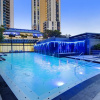 Отель Low floor - Sleeps 8 - Circle on Cavill - Wow Stay, фото 16