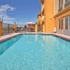 Отель La Quinta Inn & Suites by Wyndham Fowler, фото 16