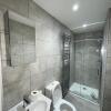 Отель Double Room with Private Bathroom in Basingstoke, фото 7