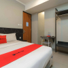 Отель RedDoorz Plus near Radio Dalam 3, фото 17