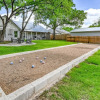 Отель Luxury Haus - Great Backyard, Firepit, Bocce Ball!, фото 15