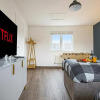 Отель Luxury 5 Bedroom 3 Bathroom House with Smart TVs, Super Fast Wifi, Free Parking and Garden by Yoko P, фото 7