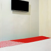 Отель Super OYO 1868 J&b Room Pramuka, фото 5