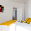 Отель Song of the Sea Apartment, Ocean Balcony & Stairs To the Sea, фото 5