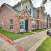 Отель Central College Station Townhome w/ Community Pool, фото 19