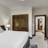 Отель Comfort At Arrowhead Base - Luxury Linens And Cleanliness 3 Bedroom Condo by RedAwning, фото 5