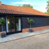 Отель Brundish, Suffolk Barn, 2 Bed Idyllic 6 Acres в Брундиш